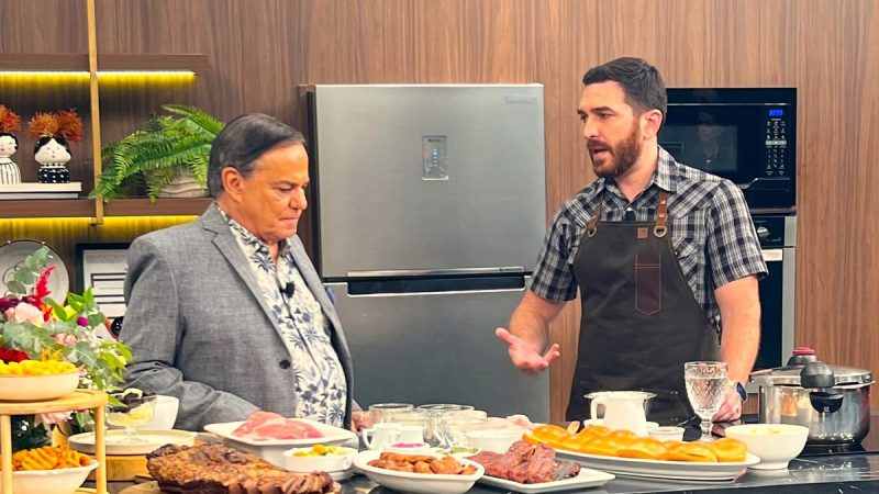 Rei do Barbecue’ Arthur Fumis, do Dickey’s Barbecue Pit, participa do programa Manhã do Ronnie, na RedeTV!