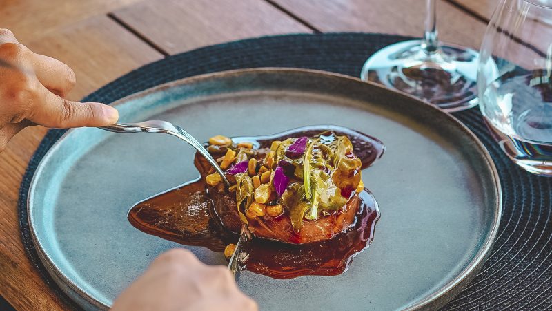 Pavilion, em parceria com o destacado restaurante de São Paulo, Maní – Manioca, dá início ao Ciclo 2024 de “Experiências Gastronômicas” na VIK 