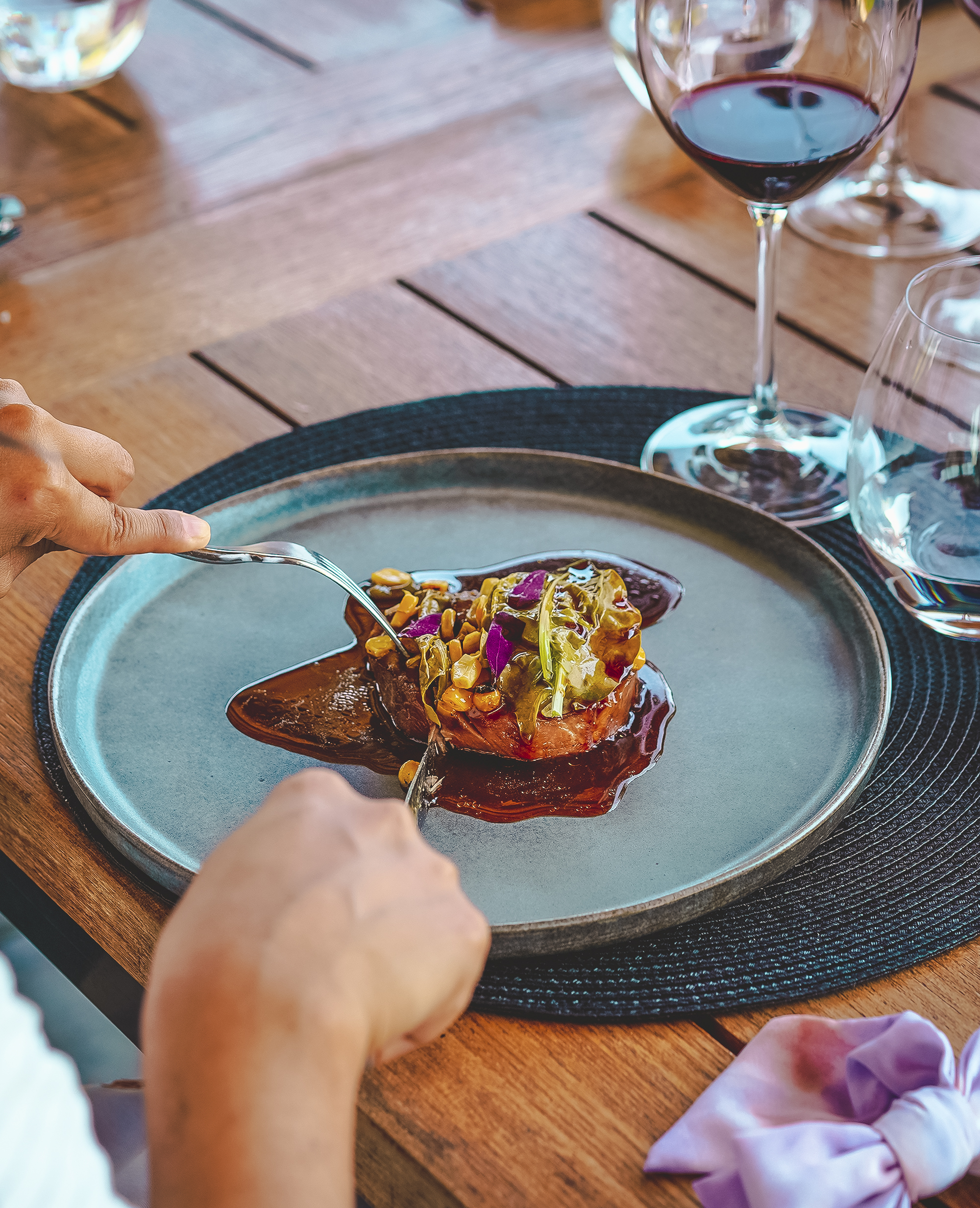Pavilion, em parceria com o destacado restaurante de São Paulo, Maní – Manioca, dá início ao Ciclo 2024 de “Experiências Gastronômicas” na VIK 