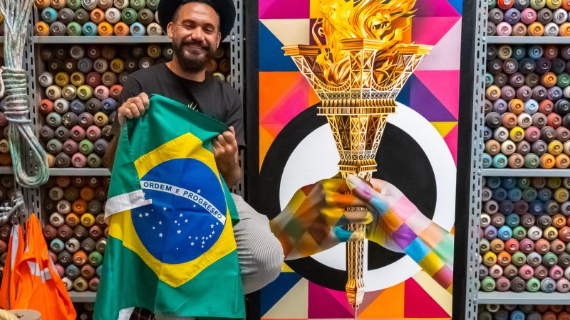 Eduardo Kobra pinta tela que transforma Torre Eiffel em tocha olímpica