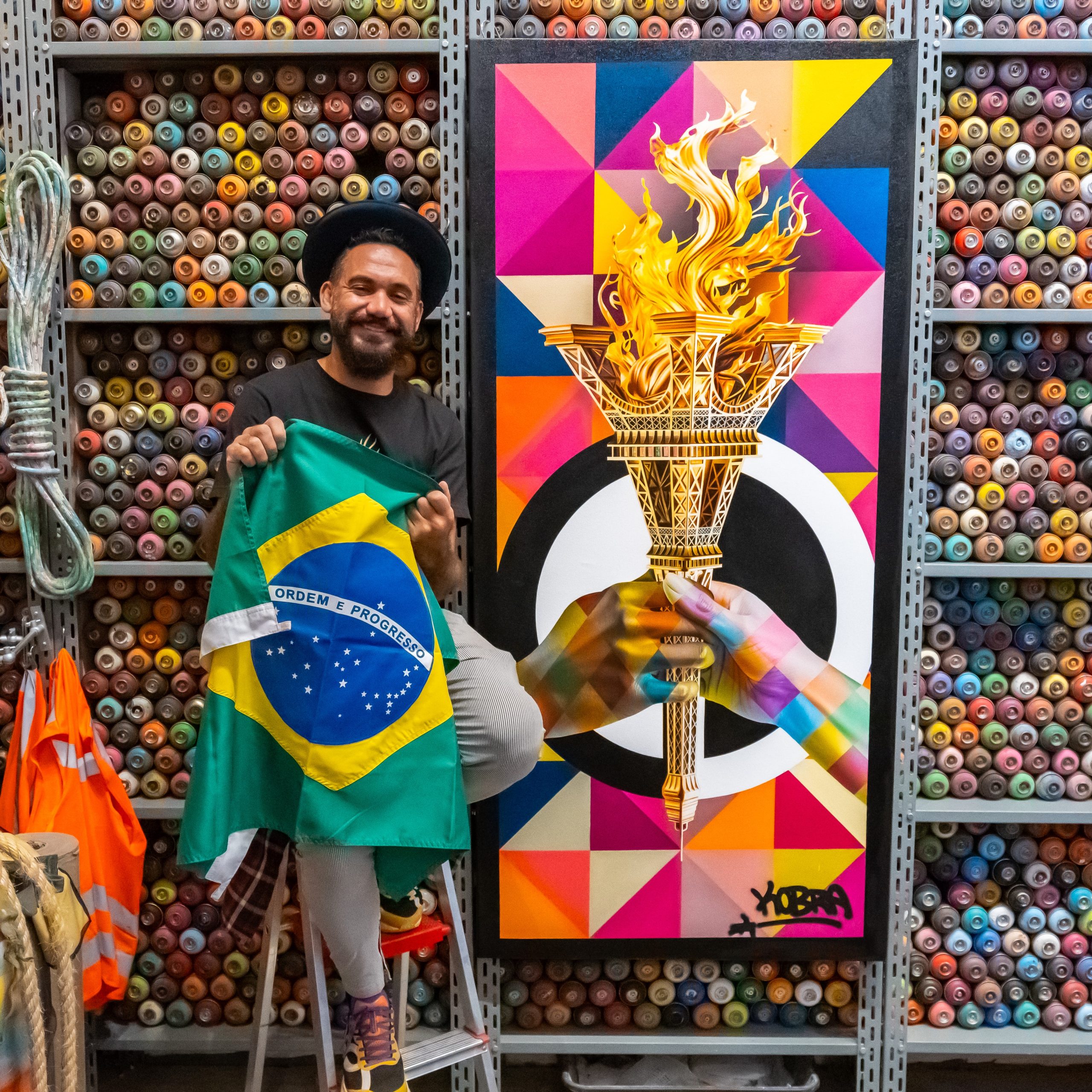 Eduardo Kobra pinta tela que transforma Torre Eiffel em tocha olímpica