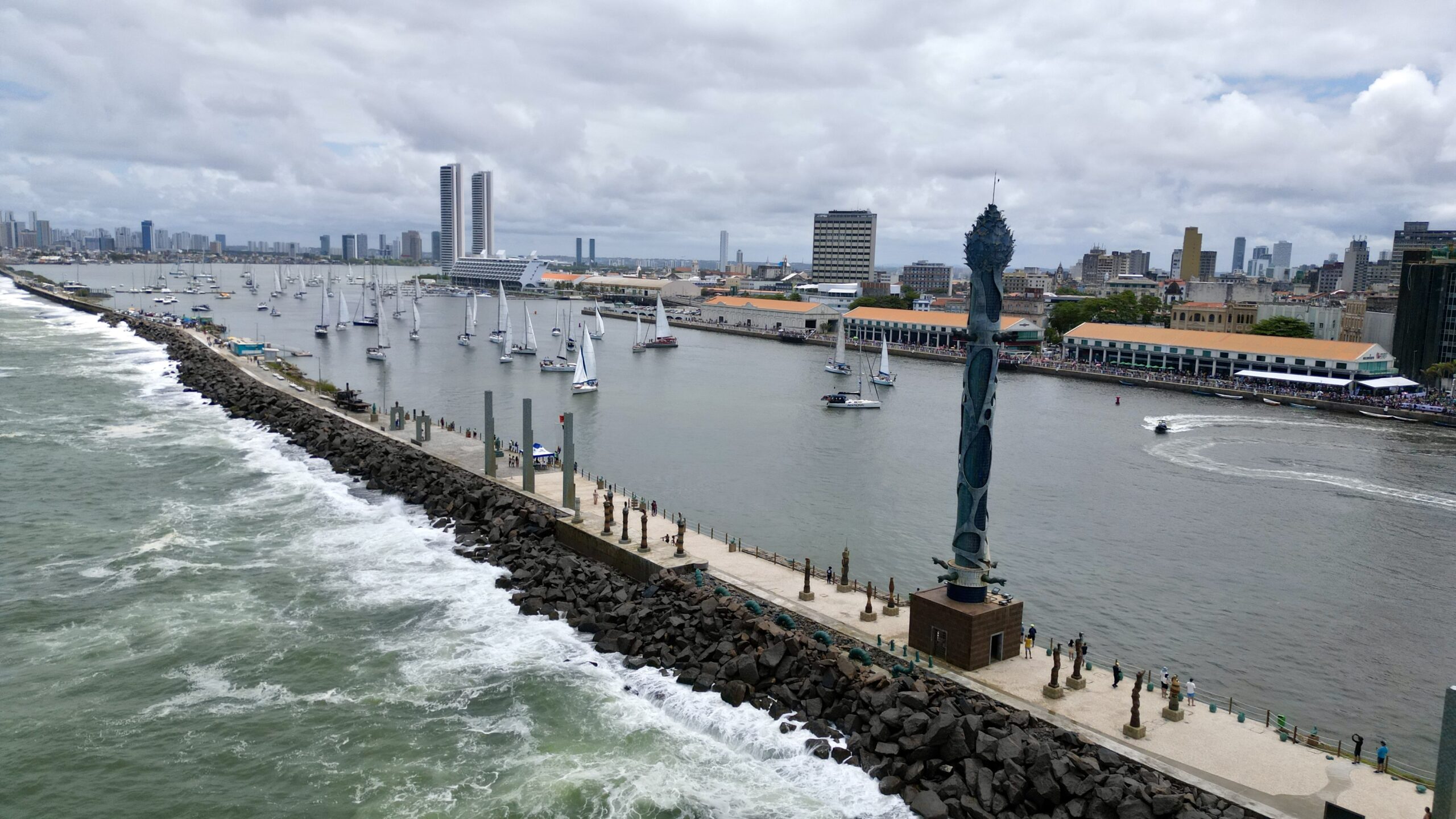 Partida da 35ª Regata Recife-Fernando de Noronha lota Marco Zero e 90 embarcações iniciam travessia