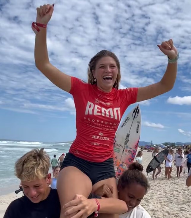 Luara Mandelli conquista título inédito no WSL Pro Júnior em Saquarema