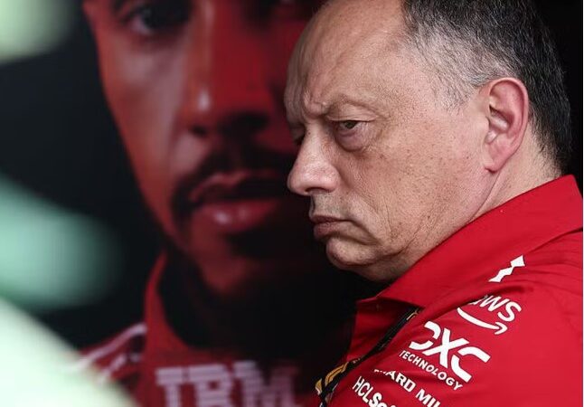 Chefe da Ferrari sai em defesa de Hamilton e critica análise sobre queda de rendimento