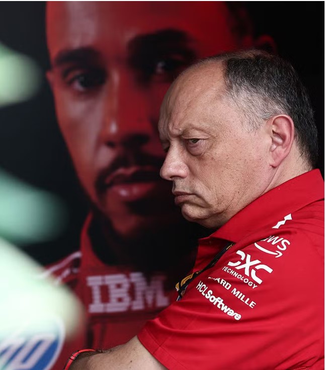 Chefe da Ferrari sai em defesa de Hamilton e critica análise sobre queda de rendimento
