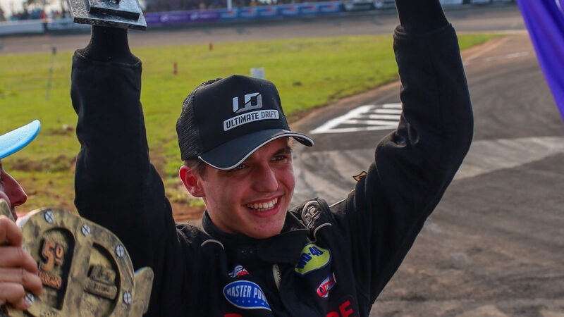 Piloto catarinense Juninho faz história ao competir na Fórmula Drift PRO-AM nos Estados Unidos