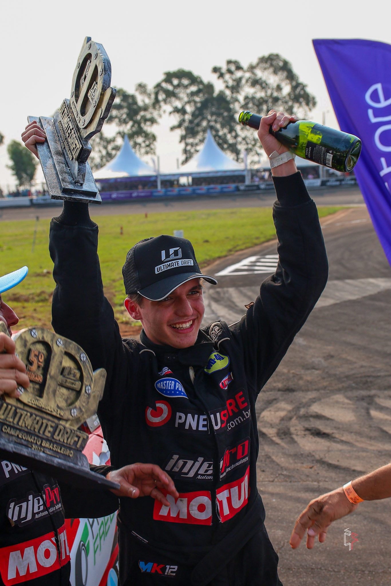 Piloto catarinense Juninho faz história ao competir na Fórmula Drift PRO-AM nos Estados Unidos