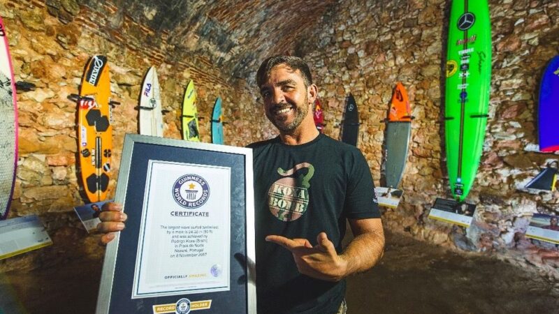 Rodrigo Koxa lança documentário dos bastidores e polêmicas sobre a medição de ondas gigantes