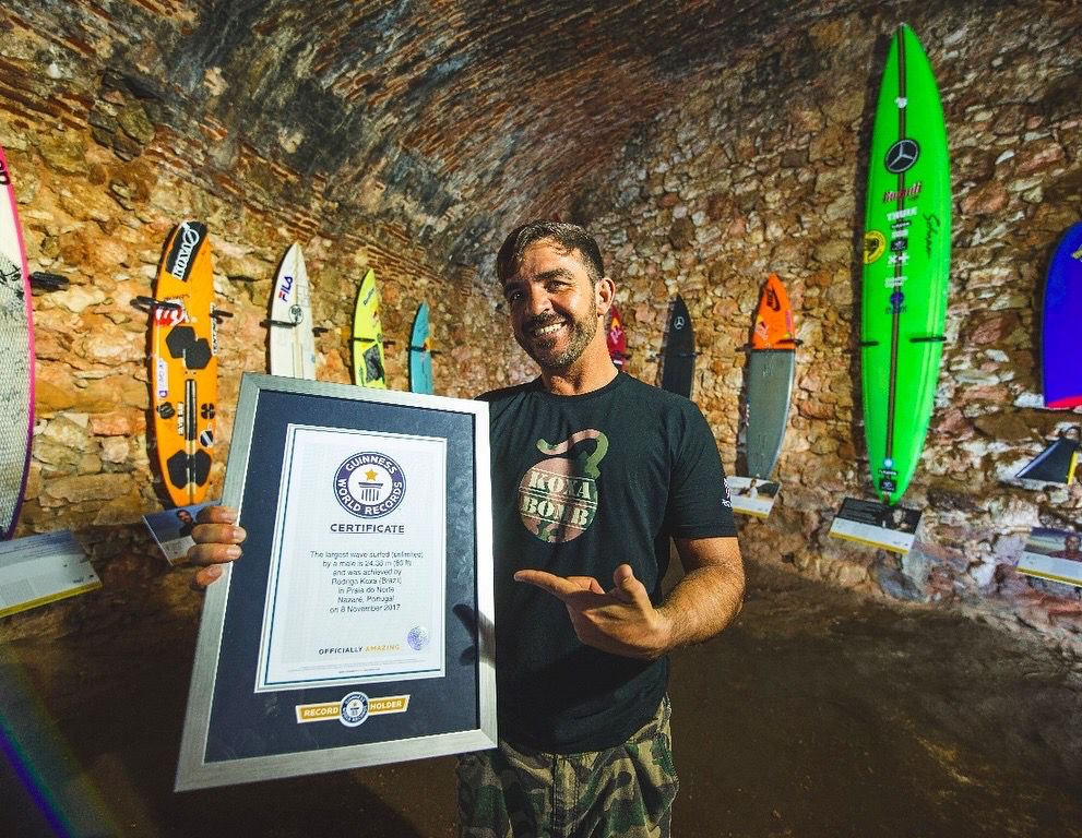 Rodrigo Koxa lança documentário dos bastidores e polêmicas sobre a medição de ondas gigantes