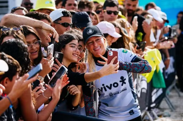 Stephanie Gilmore recebe último convite da WSL e Tati Weston-Webb fica fora do Mundial de 2026