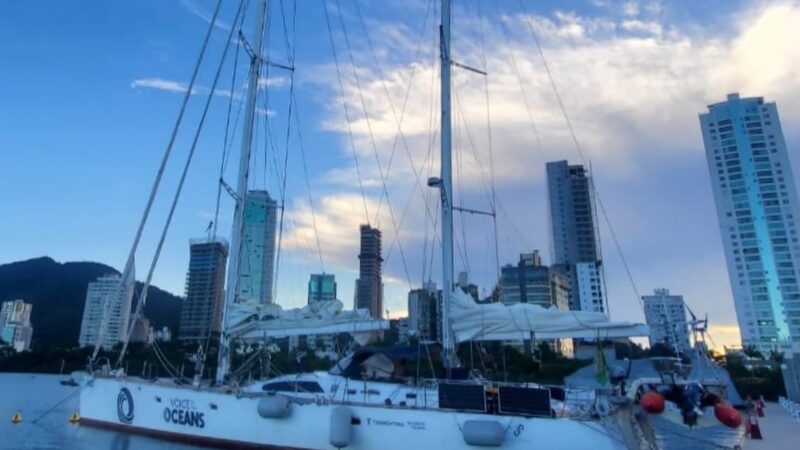 Após completar sua segunda volta ao mundo, veleiro da Família Schurmann chega à Marina Itajaí, em SC
