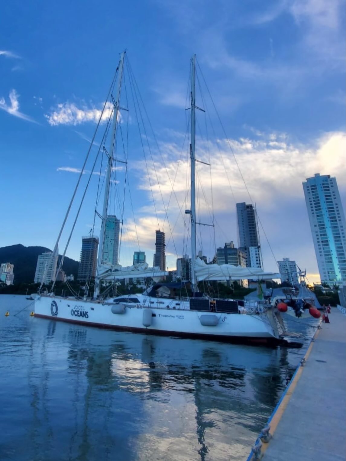 Após completar sua segunda volta ao mundo, veleiro da Família Schurmann chega à Marina Itajaí, em SC